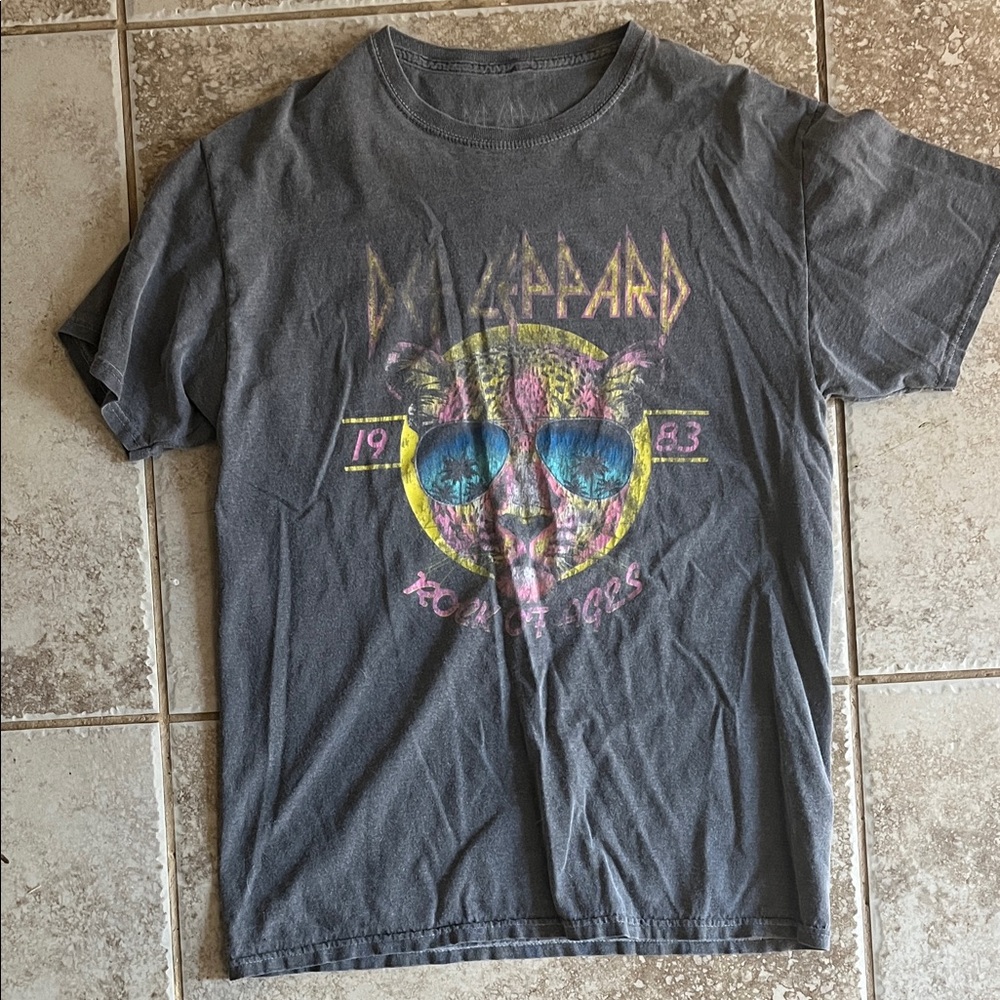 Def Leppard Gray Graphic T-Shirt with Colorful Design